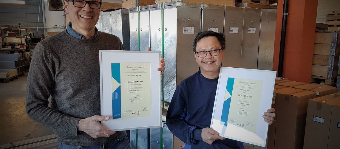 bildet viser to blide menn med hvert sitt sertifikat
