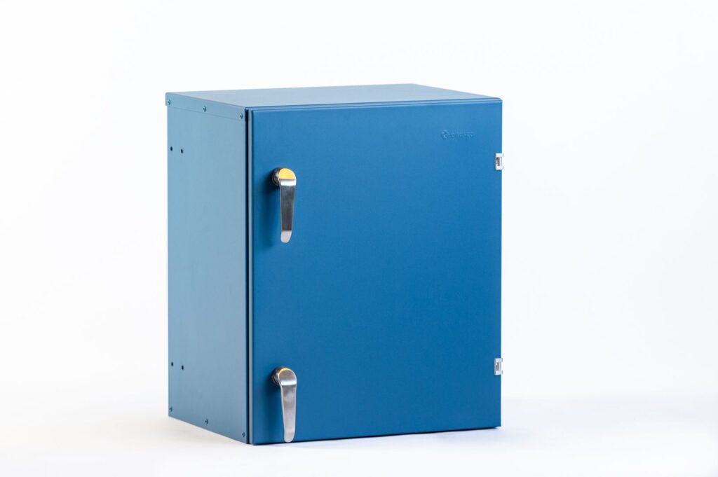 Bildet viser et blått kabinett i syrefast stålmateriale for havbruk.